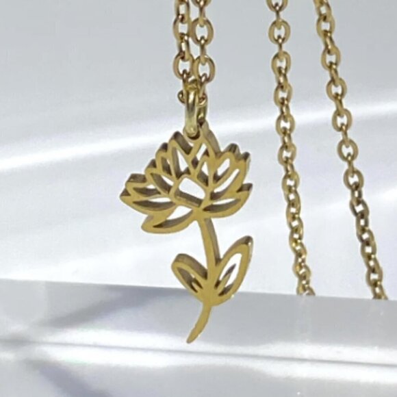 Birth Flower Necklace - Picture 5 of 10